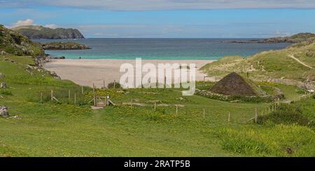 Iron Age House Replica in Bosta Beach, Bernera, Great Bernera, Lewis, Hebriden, Äußere Hebriden, Westliche Inseln, Schottland, Großbritannien, Großbritannien Stockfoto