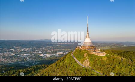 Sonniger Abend am Jested Mountain mit einzigartigem Gebäude auf dem Gipfel. Liberec, Tschechische Republik. Luftaufnahme von der Drohne. Stockfoto