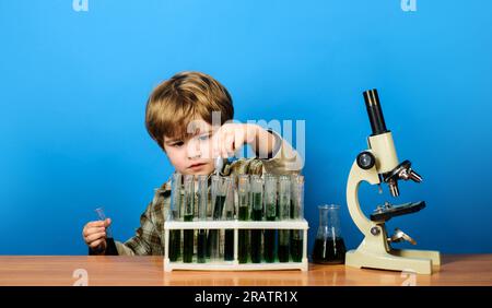 Kleiner Wissenschaftler im Labor. Erziehungsexperiment. Chemie lernen im Schullabor. Frühentwicklung von Kindern. Ein kleines Kind, mit dem gearbeitet wird Stockfoto
