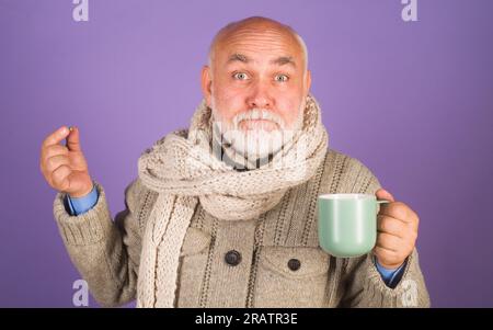 Seniorenmann, der Medizin-Pillen mit einem Becher Wasser in der Hand nimmt. Ein kranker Mann nimmt Pillen. Der ältere Mann, der Supplement oder Vitamin einnimmt. Gesunder Lebensstil im Seniorenalter Stockfoto