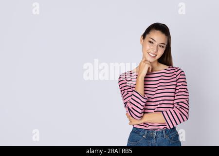 Interessierte Millennials-lateinin, die sich einen Kopierraum ansieht Stockfoto