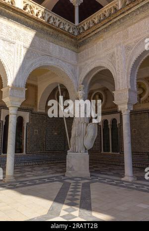 Innenhof der Casa de Pilatos Sevilla, Spanien, Nachbildung der antiken Statue der Athene in der göttin athena aus dem 16. Jahrhundert Stockfoto