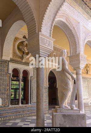 Innenhof der Casa de Pilatos Sevilla, Spanien, Nachbildung der antiken Statue der Athene im 16. Jahrhundert Stockfoto