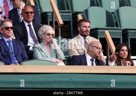 5. Juli 2023; All England Lawn Tennis and Croquet Club, London, England: Wimbledon Tennis Tournament; David Beckham sitzt mit seiner Mutter Sandra Beckham in der königlichen Box und sieht sich das Spiel zwischen Novak Djokovic und Jordan Thompson an Stockfoto