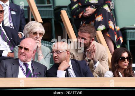 5. Juli 2023; All England Lawn Tennis and Croquet Club, London, England: Wimbledon Tennis Tournament; David Beckham sitzt mit seiner Mutter Sandra Beckham in der königlichen Box und sieht sich das Spiel zwischen Novak Djokovic und Jordan Thompson an Stockfoto