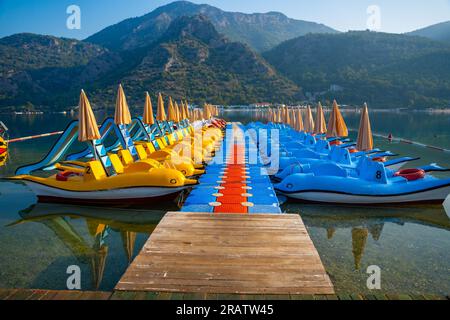 Farbenfrohe Katamarane am Strand von Oludeniz ohne Menschen am Morgen Stockfoto