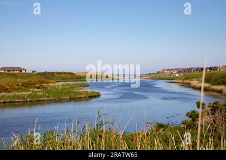 Der Fluss Ugie mit Blick auf die Stadt Peterhead und das Dorf Buchanhaven auf der rechten Seite, der Golfclub und der Golfplatz auf der linken Seite. Eine bri Stockfoto