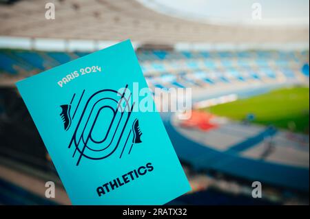 PARIS, FRANKREICH, 7. JULI 2023: Icon of Track and Field Competitions bei den Olympischen Spielen 2024 in Paris. Modernes Leichtathletikstadion im Hintergrund. Leichtathletik bei s. Stockfoto