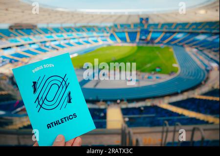 PARIS, FRANKREICH, 7. JULI 2023: Icon of Track and Field Competitions bei den Olympischen Spielen 2024 in Paris, die vom Athleten ausgetragen werden. Hintergrundbild für das Olympische Sommerspiel in Paris 2 Stockfoto