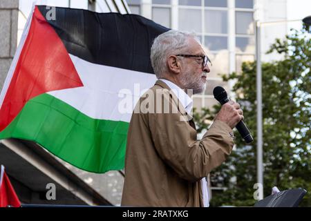 London, Großbritannien. 05. Juli 2023. Jeremy Corbyn stand heute stark für die palästinensischen Menschenrechte und hielt eine bewegende Rede, die in einer vielfältigen Menschenmenge Anklang fand. Hunderte von Demonstranten, darunter Mitglieder verschiedener jüdischer Gruppen, haben sich außerhalb der israelischen Botschaft in London versammelt. Sie haben sich unter einer einzigen Sache zusammengeschlossen und äußerten einen leidenschaftlichen Aufschrei gegen den angeblichen Völkermord der israelischen Regierung in Dschenin. Heute klingelte die Stimme des Protests laut im Herzen Großbritanniens. Kredit: Sinai Noor/Alamy Live News Stockfoto