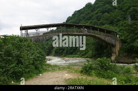 Die Hapsiyas-Brücke in Trabzon, Türkei, wurde 1935 erbaut. Es ist aus Fliesen und Holz. Stockfoto