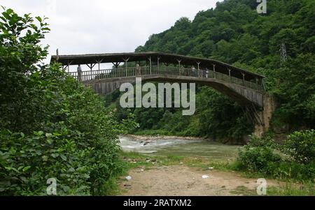 Die Hapsiyas-Brücke in Trabzon, Türkei, wurde 1935 erbaut. Es ist aus Fliesen und Holz. Stockfoto