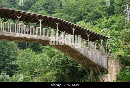 Die Hapsiyas-Brücke in Trabzon, Türkei, wurde 1935 erbaut. Es ist aus Fliesen und Holz. Stockfoto