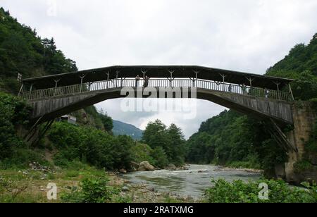 Die Hapsiyas-Brücke in Trabzon, Türkei, wurde 1935 erbaut. Es ist aus Fliesen und Holz. Stockfoto