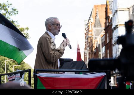 London, Großbritannien. 05. Juli 2023. Jeremy Corbyn stand heute stark für die palästinensischen Menschenrechte und hielt eine bewegende Rede, die in einer vielfältigen Menschenmenge Anklang fand. Hunderte von Demonstranten, darunter Mitglieder verschiedener jüdischer Gruppen, haben sich außerhalb der israelischen Botschaft in London versammelt. Sie haben sich unter einer einzigen Sache zusammengeschlossen und äußerten einen leidenschaftlichen Aufschrei gegen den angeblichen Völkermord der israelischen Regierung in Dschenin. Heute klingelte die Stimme des Protests laut im Herzen Großbritanniens. Kredit: Sinai Noor/Alamy Live News Stockfoto