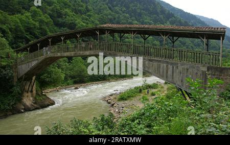 Die Hapsiyas-Brücke in Trabzon, Türkei, wurde 1935 erbaut. Es ist aus Fliesen und Holz. Stockfoto