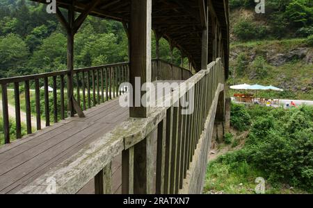 Die Hapsiyas-Brücke in Trabzon, Türkei, wurde 1935 erbaut. Es ist aus Fliesen und Holz. Stockfoto