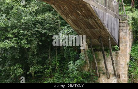 Die Hapsiyas-Brücke in Trabzon, Türkei, wurde 1935 erbaut. Es ist aus Fliesen und Holz. Stockfoto