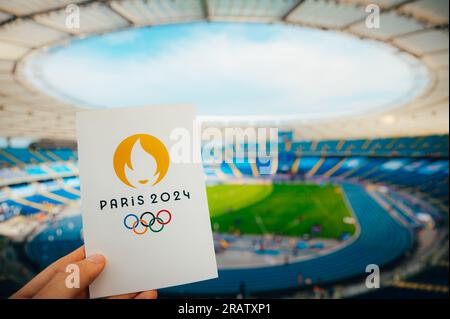 PARIS, FRANKREICH, 7. JULI 2023: Ikone der olympischen Sommerspiele Paris 2024 von Athleten. Modernes Olympiastadion im Hintergrund. Tapete für Summer Olymp Stockfoto