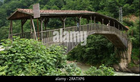 Die Hapsiyas-Brücke in Trabzon, Türkei, wurde 1935 erbaut. Es ist aus Fliesen und Holz. Stockfoto