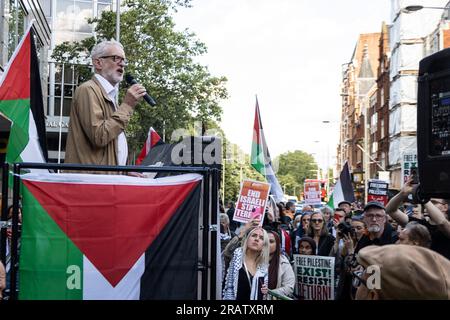 London, Großbritannien. 05. Juli 2023. Jeremy Corbyn stand heute stark für die palästinensischen Menschenrechte und hielt eine bewegende Rede, die in einer vielfältigen Menschenmenge Anklang fand. Hunderte von Demonstranten, darunter Mitglieder verschiedener jüdischer Gruppen, haben sich außerhalb der israelischen Botschaft in London versammelt. Sie haben sich unter einer einzigen Sache zusammengeschlossen und äußerten einen leidenschaftlichen Aufschrei gegen den angeblichen Völkermord der israelischen Regierung in Dschenin. Heute klingelte die Stimme des Protests laut im Herzen Großbritanniens. Kredit: Sinai Noor/Alamy Live News Stockfoto