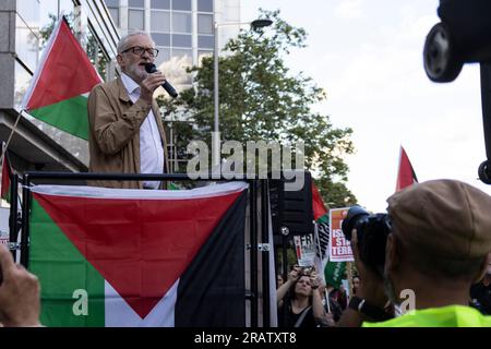 London, Großbritannien. 05. Juli 2023. Jeremy Corbyn stand heute stark für die palästinensischen Menschenrechte und hielt eine bewegende Rede, die in einer vielfältigen Menschenmenge Anklang fand. Hunderte von Demonstranten, darunter Mitglieder verschiedener jüdischer Gruppen, haben sich außerhalb der israelischen Botschaft in London versammelt. Sie haben sich unter einer einzigen Sache zusammengeschlossen und äußerten einen leidenschaftlichen Aufschrei gegen den angeblichen Völkermord der israelischen Regierung in Dschenin. Heute klingelte die Stimme des Protests laut im Herzen Großbritanniens. Kredit: Sinai Noor/Alamy Live News Stockfoto