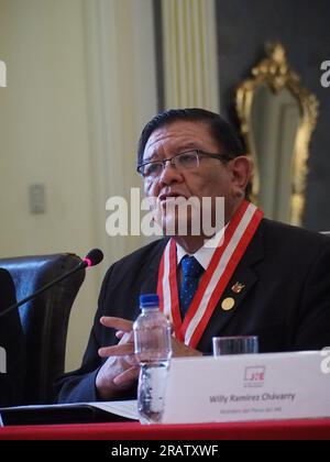 Lima, Peru. 05. Juli 2023. Jorge Luis Salas Arenas, Präsident der Nationalen Wahljury (JNE) Perus, veranstaltet eine Pressekonferenz für in Peru akkreditierte ausländische Korrespondenten über Optionen, wie die JNE ihre Unabhängigkeit von den jüngsten Kongressmaßnahmen garantieren kann. Das JNE ist die höchste Wahlbehörde in Peru Credit: Fotoholica Press Agency/Alamy Live News Stockfoto