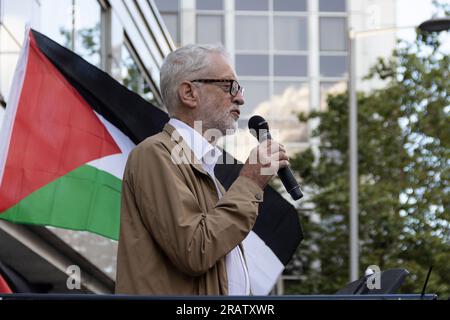 London, Großbritannien. 05. Juli 2023. Jeremy Corbyn stand heute stark für die palästinensischen Menschenrechte und hielt eine bewegende Rede, die in einer vielfältigen Menschenmenge Anklang fand. Hunderte von Demonstranten, darunter Mitglieder verschiedener jüdischer Gruppen, haben sich außerhalb der israelischen Botschaft in London versammelt. Sie haben sich unter einer einzigen Sache zusammengeschlossen und äußerten einen leidenschaftlichen Aufschrei gegen den angeblichen Völkermord der israelischen Regierung in Dschenin. Heute klingelte die Stimme des Protests laut im Herzen Großbritanniens. Kredit: Sinai Noor/Alamy Live News Stockfoto