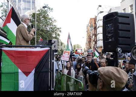 London, Großbritannien. 05. Juli 2023. Jeremy Corbyn stand heute stark für die palästinensischen Menschenrechte und hielt eine bewegende Rede, die in einer vielfältigen Menschenmenge Anklang fand. Hunderte von Demonstranten, darunter Mitglieder verschiedener jüdischer Gruppen, haben sich außerhalb der israelischen Botschaft in London versammelt. Sie haben sich unter einer einzigen Sache zusammengeschlossen und äußerten einen leidenschaftlichen Aufschrei gegen den angeblichen Völkermord der israelischen Regierung in Dschenin. Heute klingelte die Stimme des Protests laut im Herzen Großbritanniens. Kredit: Sinai Noor/Alamy Live News Stockfoto