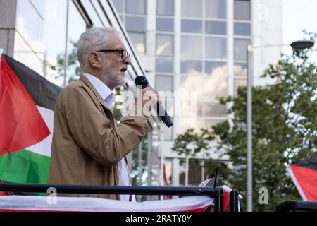 London, Großbritannien. 05. Juli 2023. Jeremy Corbyn stand heute stark für die palästinensischen Menschenrechte und hielt eine bewegende Rede, die in einer vielfältigen Menschenmenge Anklang fand. Hunderte von Demonstranten, darunter Mitglieder verschiedener jüdischer Gruppen, haben sich außerhalb der israelischen Botschaft in London versammelt. Sie haben sich unter einer einzigen Sache zusammengeschlossen und äußerten einen leidenschaftlichen Aufschrei gegen den angeblichen Völkermord der israelischen Regierung in Dschenin. Heute klingelte die Stimme des Protests laut im Herzen Großbritanniens. Kredit: Sinai Noor/Alamy Live News Stockfoto