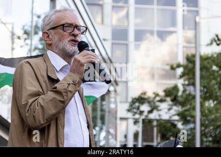 London, Großbritannien. 05. Juli 2023. Jeremy Corbyn stand heute stark für die palästinensischen Menschenrechte und hielt eine bewegende Rede, die in einer vielfältigen Menschenmenge Anklang fand. Hunderte von Demonstranten, darunter Mitglieder verschiedener jüdischer Gruppen, haben sich außerhalb der israelischen Botschaft in London versammelt. Sie haben sich unter einer einzigen Sache zusammengeschlossen und äußerten einen leidenschaftlichen Aufschrei gegen den angeblichen Völkermord der israelischen Regierung in Dschenin. Heute klingelte die Stimme des Protests laut im Herzen Großbritanniens. Kredit: Sinai Noor/Alamy Live News Stockfoto