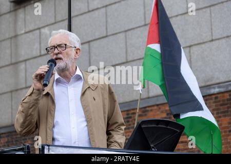 London, Großbritannien. 05. Juli 2023. Jeremy Corbyn stand heute stark für die palästinensischen Menschenrechte und hielt eine bewegende Rede, die in einer vielfältigen Menschenmenge Anklang fand. Hunderte von Demonstranten, darunter Mitglieder verschiedener jüdischer Gruppen, haben sich außerhalb der israelischen Botschaft in London versammelt. Sie haben sich unter einer einzigen Sache zusammengeschlossen und äußerten einen leidenschaftlichen Aufschrei gegen den angeblichen Völkermord der israelischen Regierung in Dschenin. Heute klingelte die Stimme des Protests laut im Herzen Großbritanniens. Kredit: Sinai Noor/Alamy Live News Stockfoto