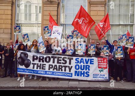 London, Großbritannien. 5. Juli 2023 Pro-NHS-Demonstranten versammelten sich vor dem privaten Carlton Club als Mitglieder der Tory Party, darunter Gesundheitsminister Steve Barclay, hielt ein Dinner ab, um 75 Jahre des NHS (National Health Service) zu feiern. Die Demonstranten beschuldigen die Tories, den NHS, der sich in einer Krise befindet, falsch verwaltet und unterfinanziert zu haben, sowie seine Privatisierung zu planen. Kredit: Vuk Valcic/Alamy Live News Stockfoto