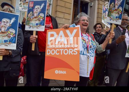 London, Großbritannien. 5. Juli 2023 Pro-NHS-Demonstranten versammelten sich vor dem privaten Carlton Club als Mitglieder der Tory Party, darunter Gesundheitsminister Steve Barclay, hielt ein Dinner ab, um 75 Jahre des NHS (National Health Service) zu feiern. Die Demonstranten beschuldigen die Tories, den NHS, der sich in einer Krise befindet, falsch verwaltet und unterfinanziert zu haben, sowie seine Privatisierung zu planen. Kredit: Vuk Valcic/Alamy Live News Stockfoto