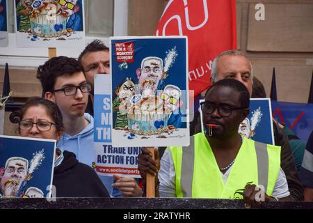 London, Großbritannien. 5. Juli 2023 Pro-NHS-Demonstranten versammelten sich vor dem privaten Carlton Club als Mitglieder der Tory Party, darunter Gesundheitsminister Steve Barclay, hielt ein Dinner ab, um 75 Jahre des NHS (National Health Service) zu feiern. Die Demonstranten beschuldigen die Tories, den NHS, der sich in einer Krise befindet, falsch verwaltet und unterfinanziert zu haben, sowie seine Privatisierung zu planen. Kredit: Vuk Valcic/Alamy Live News Stockfoto