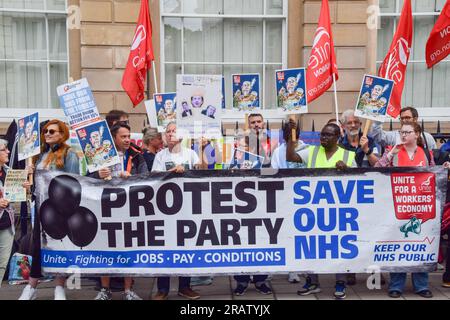 London, Großbritannien. 5. Juli 2023 Pro-NHS-Demonstranten versammelten sich vor dem privaten Carlton Club als Mitglieder der Tory Party, darunter Gesundheitsminister Steve Barclay, hielt ein Dinner ab, um 75 Jahre des NHS (National Health Service) zu feiern. Die Demonstranten beschuldigen die Tories, den NHS, der sich in einer Krise befindet, falsch verwaltet und unterfinanziert zu haben, sowie seine Privatisierung zu planen. Kredit: Vuk Valcic/Alamy Live News Stockfoto