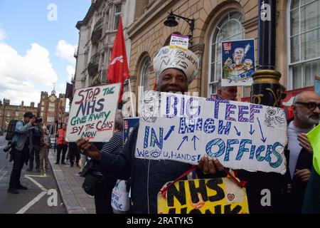 London, Großbritannien. 5. Juli 2023 Pro-NHS-Demonstranten versammelten sich vor dem privaten Carlton Club als Mitglieder der Tory Party, darunter Gesundheitsminister Steve Barclay, hielt ein Dinner ab, um 75 Jahre des NHS (National Health Service) zu feiern. Die Demonstranten beschuldigen die Tories, den NHS, der sich in einer Krise befindet, falsch verwaltet und unterfinanziert zu haben, sowie seine Privatisierung zu planen. Kredit: Vuk Valcic/Alamy Live News Stockfoto