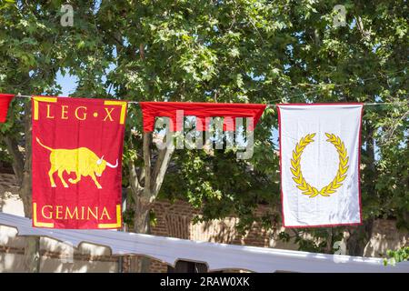 Banner in horizontaler Ansicht, die mit dem antiken römischen Reich in Verbindung stehen. laurel Kranz und X Legion, Gemina Stockfoto