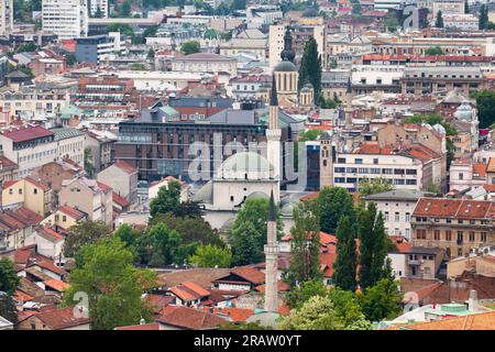 Sarajevo, Bosnien und Herzegowina - Mai 26 2019: Die Gazi-Husrev-Beg-Moschee aus der Vogelperspektive, umgeben vom Uhrenturm, der Baščaršija-Moschee und Th Stockfoto