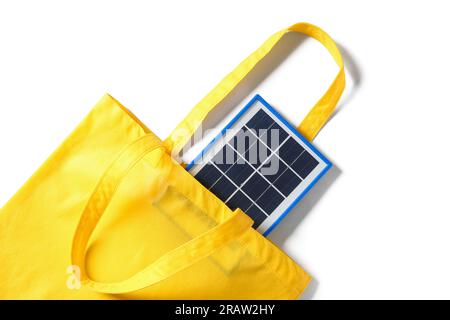 Tasche mit tragbarem Solarmodul auf weißem Hintergrund Stockfoto