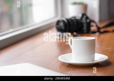 Untertasse mit Tasse Kaffee auf Holzfenster, Nahaufnahme Stockfoto