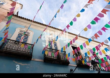 Salvador, Bahia, Brasilien - 15. Juni 2023: Häuser von Pelourinho, dekoriert mit bunten Flaggen für das Fest von Sao Joao in Salvador, Bahia. Stockfoto