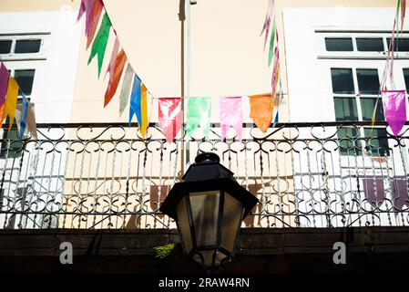 Salvador, Bahia, Brasilien - 15. Juni 2023: Häuser von Pelourinho, dekoriert mit bunten Flaggen für das Fest von Sao Joao in Salvador, Bahia. Stockfoto