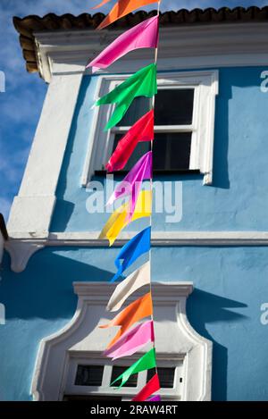 Salvador, Bahia, Brasilien - 15. Juni 2023: Häuser von Pelourinho, dekoriert mit bunten Flaggen für das Fest von Sao Joao in Salvador, Bahia. Stockfoto