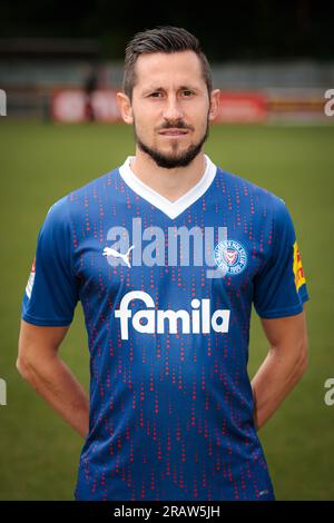 Kiel, Deutschland. 05. Juli 2023. Fußball, 2. Bundesliga, Fotogelegenheit Holstein Kiel: Kieles Steven Skrzybski schaut in die Kamera. Kredit: Frank Molter/dpa/Alamy Live News Stockfoto