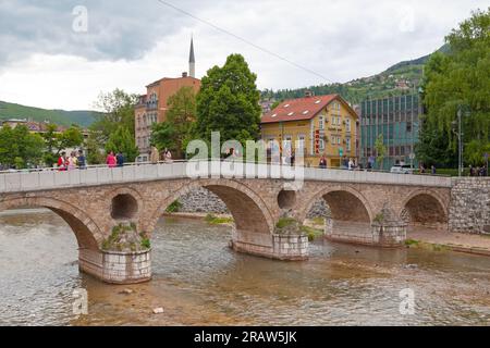 Sarajevo, Bosnien und Herzegowina - Mai 26 2019: Die Lateinische Brücke ist eine osmanische Brücke über den Fluss Miljacka. Stockfoto