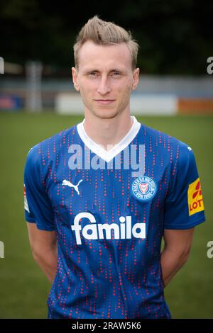 Kiel, Deutschland. 05. Juli 2023. Fußball, 2. Bundesliga, Fotogelegenheit Holstein Kiel: Kieles Joshua Mees schaut in die Kamera. Kredit: Frank Molter/dpa/Alamy Live News Stockfoto