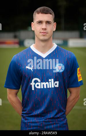 Kiel, Deutschland. 05. Juli 2023. Fußball, 2. Bundesliga, Fotogelegenheit Holstein Kiel: Kieles Philipp Sander schaut in die Kamera. Kredit: Frank Molter/dpa/Alamy Live News Stockfoto