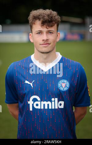 Kiel, Deutschland. 05. Juli 2023. Fußball, 2. Bundesliga, Fotogelegenheit Holstein Kiel: Kieles Lukas Wolf schaut in die Kamera. Kredit: Frank Molter/dpa/Alamy Live News Stockfoto