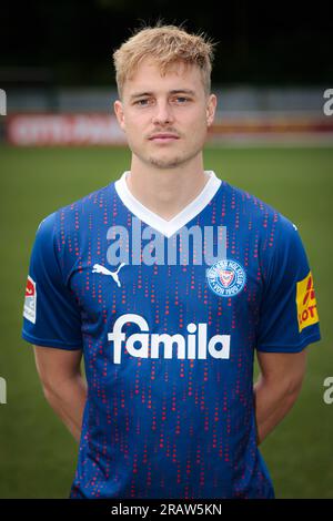 Kiel, Deutschland. 05. Juli 2023. Fußball, 2. Bundesliga, Fotogelegenheit Holstein Kiel: Kieles Finn Porath schaut in die Kamera. Kredit: Frank Molter/dpa/Alamy Live News Stockfoto